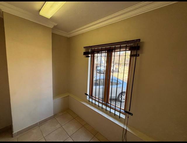 76M² BUSINESS TO LET IN CLUBVIEW